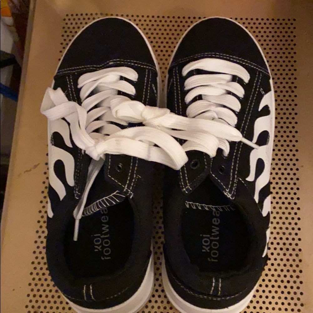 Black flame platform sneaker! Size 6!